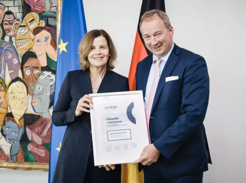 Mark und Anja Scholze nehmen den Wirtschaftspreis "Vorsprung 2022" entgegen Mark und Anja Scholze nehmen den Wirtschaftspreis "Vorsprung 2022" entgegen